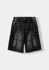 Pantalones cortos cargo de mezclilla negra con un corte relajado, que cuentan con dos bolsillos laterales y dos grandes bolsillos cargo, costuras visibles y cierre de botón.