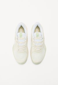 Weiße Sportschuhe mit Obermaterial aus Mesh und glattem Leder, hellgrünen Akzenten und flachen Schnürsenkeln. Abgerundete Zehenpartie mit strukturierter Sohle.