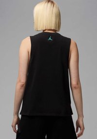 Camiseta sin mangas negra de algodón, con un pequeño logo de Jumpman turquesa en la parte trasera, con un dobladillo recto y un corte relajado.