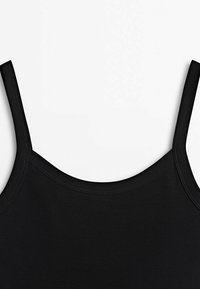 Débardeur noir avec des bretelles fines, un décolleté arrondi et un tissu lisse et extensible à texture mate.