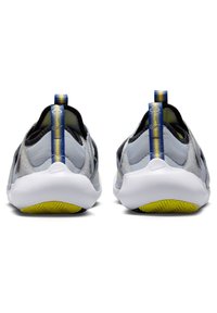 Chaussures de course Nike, empeigne grise, accents noirs, languette de talon bleue, semelle intermédiaire blanche, semelle extérieure jaune, texture lisse, design minimaliste.