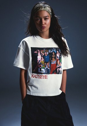 Bershka, OVERSIZE PRINTED KATSEYE - T-SHIRT - T-shirt imprimé - white