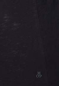 Černá tkanina s texturovaným vzhledem. Obsahuje malé šedé logo "M OP" poblíž spodního švu. Design je jednoduchý a hladký.