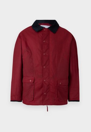 Rote Jacke zum Knöpfen mit schwarzem Cordkragen, zwei vorderen Klappentaschen und seitlichen Einschubtaschen, auf weißem Hintergrund präsentiert.