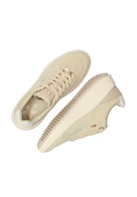 Béžové pletené tenisky s texturovaným designem, plochými tkaničkami a vroubkovanou gumovou podrážkou. Obsahují metalické akcenty a vzorovanou síťovinu pro prodyšnost.