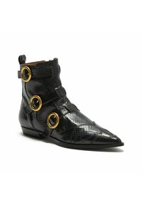 Stivaletto alla caviglia in ecopelle effetto pelle di serpente nera con tre anelli in metallo dorato e punta affilata, suola piatta e finitura texturizzata.