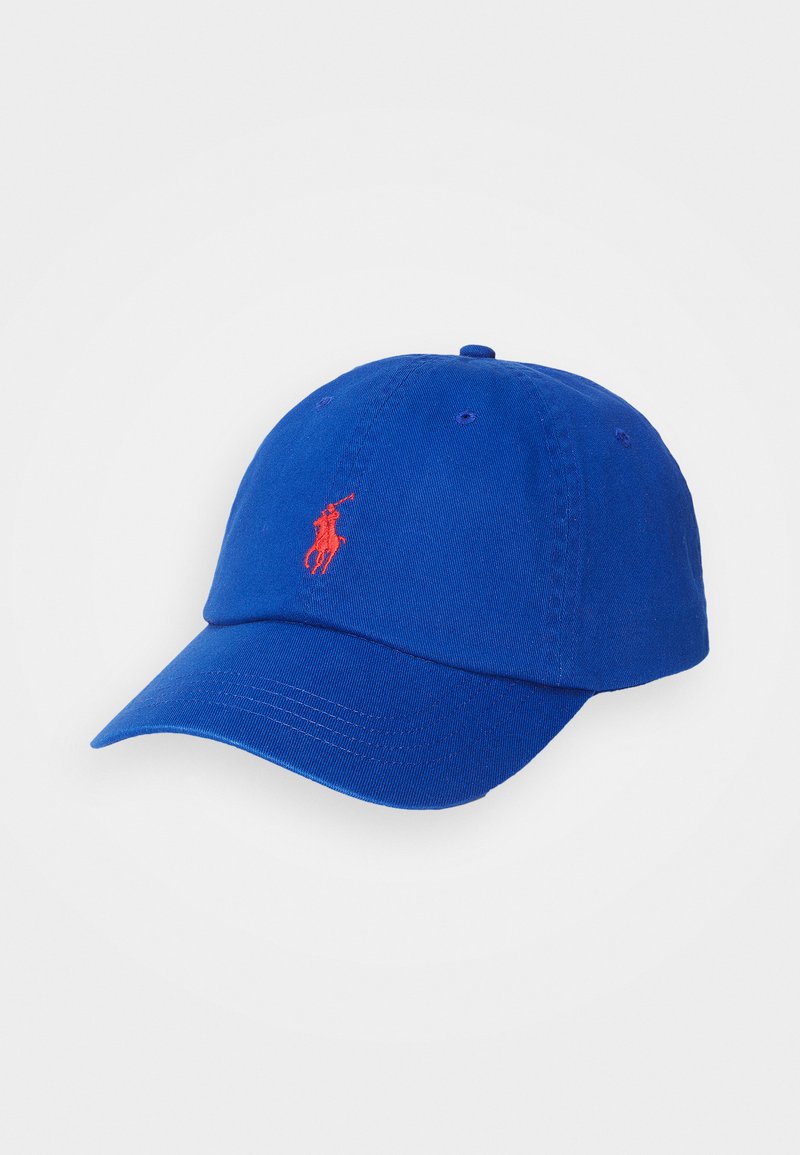 Gorra de béisbol de algodón azul con visera curvada, que presenta un pequeño logotipo de un jugador de polo rojo en la parte frontal. Seis ojales para ventilación.