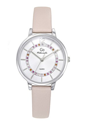 Montre quartz ronde en argent avec un cadran blanc, des marqueurs d'heure minimalistes et un bracelet en cuir rose. Des pierres colorées décoratives entourent le cadran.