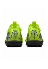 Bottines de football jaune vif avec des accents gris, présentant un design texturé, des tirettes et une semelle noire avec de petits crampons pour une meilleure traction.