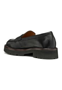 Mocassino in pelle nera con finitura texturizzata, design a taglio basso e suola in gomma nera spessa con dettagli di battistrada.