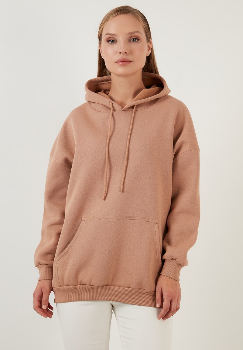 Jasno beżowa bluza z kapturem o luźnym kroju, z kieszenią kangurzy i ściągaczem na rękawach. Miękka tekstura i minimalistyczny design.