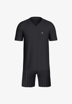 Schwarzes kurzärmeliges V-Neck-Shirt kombiniert mit schwarzen Shorts mit dünnen vertikalen weißen Streifen.