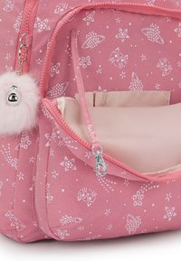 Vaaleanpunainen reppu, jossa on valkoisia meritähtiä ja kukkakuosisia, vetoketjullinen tasku, pehmeä pom-pom -viehätys ja pehmeä kankaan rakenne.