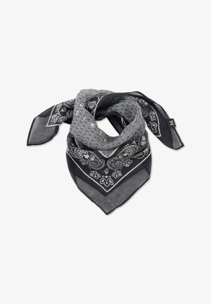 Čierno-biely šál so vzorom, ktorý kombinuje paisley a geometrické dizajny, vyrobený z ľahkej, priesvitnej tkaniny s špicatými koncami.