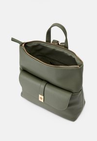 Mochila de cuero verde con acabado texturizado, herrajes en tono dorado, cierre de cremallera, bolsillo en la solapa frontal y dos asas en la parte superior.