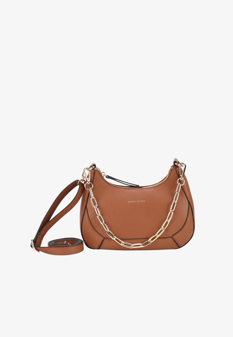 Braune Ledertasche in Halbmondform, mit goldenen Kettenakzenten und einem abnehmbaren Schulterriemen. Glatte Textur mit schwarzer Naht.