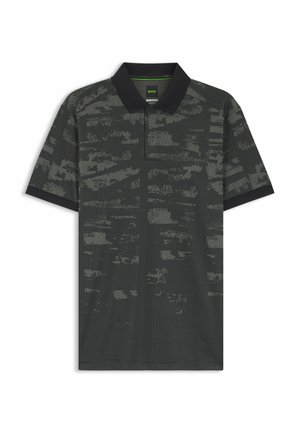 Polo manches courtes noir et gris foncé avec un motif abstrait subtil, col noir et manches retroussées, marqué "BOSS" à l'intérieur du col.