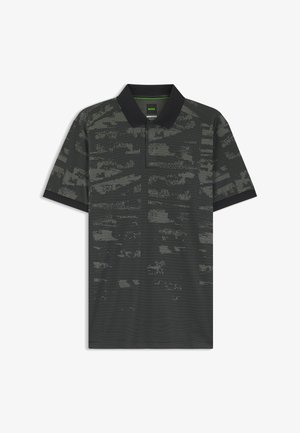 Czarna i ciemnoszara koszulka polo z krótkim rękawem, subtelnym abstrakcyjnym wzorem, czarnym kołnierzykiem oraz mankietami na rękawach, z nadrukiem "BOSS" wewnątrz kołnierzyka.