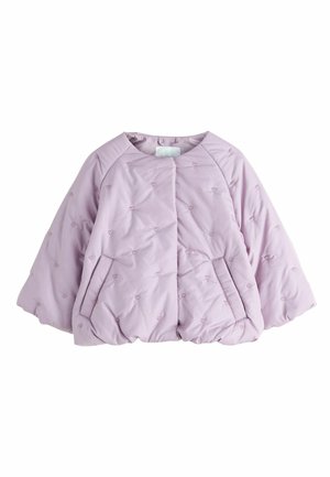 Levanduľová prešívaná bunda s okrúhlym výstrihom, spadnutými rukávmi a vyšívaním v tvare srdca. Obsahuje dve bočné vrecká a má jemnú textúru.