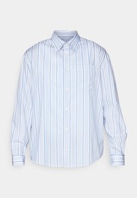 Camisa de manga larga a rayas azul y blanca, con cuello abotonado, un bolsillo en el pecho y cierres de botones en la parte delantera y en los puños.