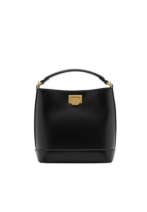 Czarna skórzana torebka o usztywnionym kształcie, płaskim spodzie, złotych elementach metalowych i górnym uchwycie. Z przodu znajduje się prostokątna klamra.