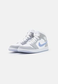 Jordan AIR JORDAN 1 MID - Sapatilhas de cano alto - white/aluminum/wolf grey