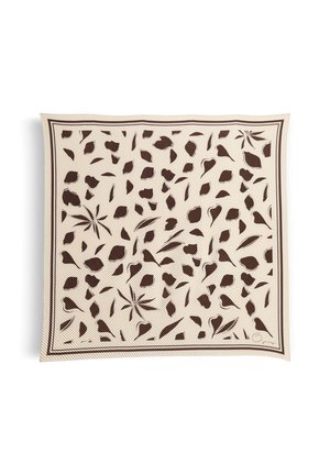 Vierkante lichtbeige sjaal met verspreide donkerbruine bladpatronen en een dubbele donkerbruine rand.