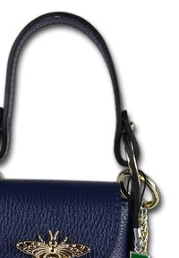 Sac à main en cuir navy avec un embellissement en forme d'abeille dorée, forme structurée, poignée supérieure et accent en chaîne pour plus de polyvalence.