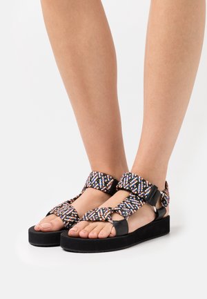 Sandaletter med remme og vævet, flerfarvet tekstiloverdel, sort sål, justerbare remme og tekstureret ydersål for godt greb.