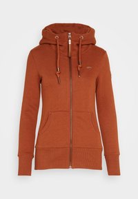 Felpa marrone con zip, dotata di un ampio cappuccio, coulisse e due tasche frontali. Presenta polsini e vita a coste, realizzata in tessuto morbido.