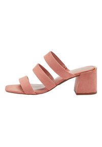 Sandales à talons en suède rose blush avec trois larges sangles et un bout carré. Talon-block avec une finition texturée. Semelle plate.