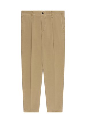 Beżowe spodnie o prostym kroju z szlufkami na pasek, zapięciem na guziki, bocznymi kieszeniami i detalem w postaci kantów z przodu, ułożone płasko na białym tle.