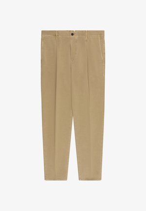 Pantaloni beige a taglio dritto con passanti per cintura, chiusura con bottone, tasche laterali e dettagli con piega frontale, stesi su uno sfondo bianco.