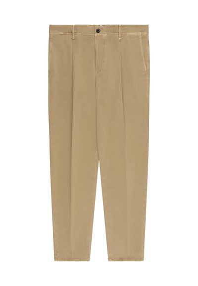 Beige rechte broek met riemlussen, knoopsluiting, zijzakken en vouwdetails aan de voorkant, plat liggend op een witte achtergrond.