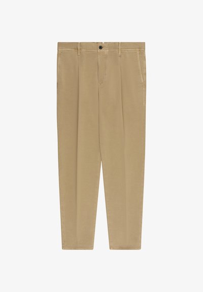 Beige rechte broek met riemlussen, knoopsluiting, zijzakken en vouwdetails aan de voorkant, plat liggend op een witte achtergrond.