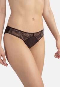 Culotte en dentelle noire avec une taille en dentelle transparente et des détails rayés. Tissu doux avec des motifs floraux intriqués sur la dentelle.