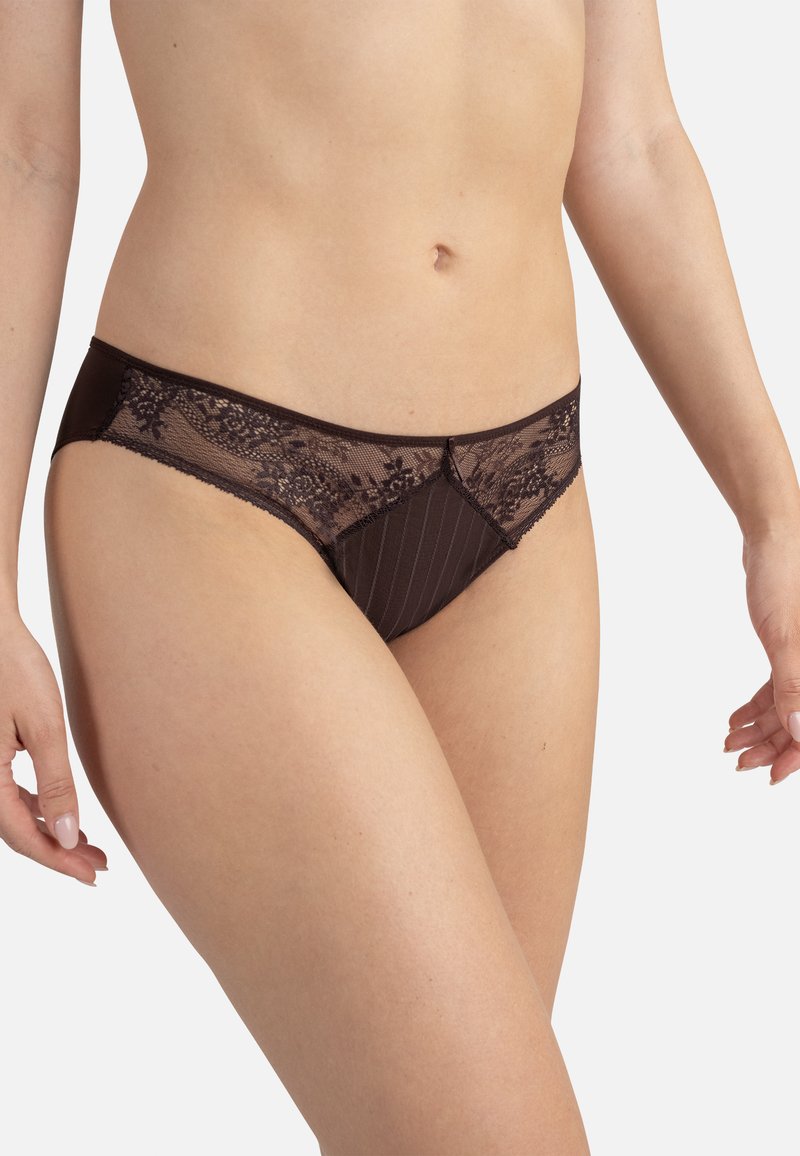Culotte en dentelle noire avec une taille en dentelle transparente et des détails rayés. Tissu doux avec des motifs floraux intriqués sur la dentelle.