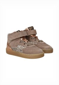 Bruine suede sneakers met een glinsterende zilveren accent, voorzien van een roségouden band en veters, een gestructureerd oppervlak en een rubberen zool van gom.