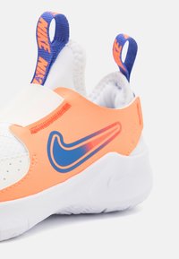 Nike Performance FLEX RUNNER 3 - Chaussures de running sur route - white/astronomy blue/total orange/team orange
