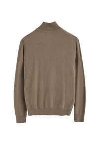 Brun stickad tröja med hög krage, ribbade ärmmuddar och nederkant. Slät textur, avslappnad design och inga synliga mönster eller logotyper.