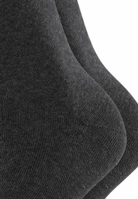 Schwarze Baumwollsocken in Knöchelhöhe ausgestellt, mit einer glatten Textur, geripptem Bündchen und einem nahtlosen Zehenbereich.
