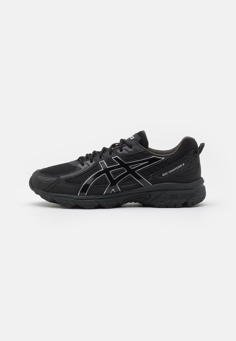 Chaussure de course noire avec tige en mesh, semelle épaisse et bandes latérales réfléchissantes distinctives, étiquetée "GEL-VENTURE 6" au talon.