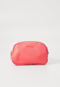 Pochette de couleur corail en tissu lisse, avec une fermeture éclair, un logo « HUGO » en relief, et une petite boucle sur le côté. Forme rectangulaire compacte.