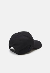Črna kapa s ukrivljenim vizirjem, narejena iz gladkega materiala. Ima nastavljiv trak in teksturiran logotip na strani.