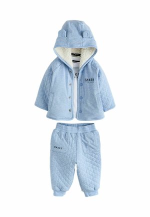 Hellblauer gesteppter Kleinkinderanzug mit Kapuzenjacke, Bärenohren an der Kapuze und passenden Hosen, beide mit Taschen und gebrandetem Text "Baker".