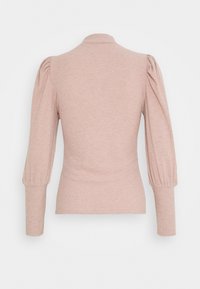 Rosa geripptes Langarmoberteil mit figurnaher Passform, hohem Kragen und puffigen Schultern. Weicher Stoff mit leichtem Stretch.