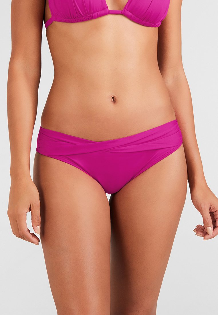 Parte inferior de bikini morado con un diseño envolvente, que presenta una textura suave y una forma de tiro bajo. Sin hardware visible ni patrones.