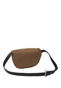 Brun stoftalje taske med justerbar sort læderrem og sølvspænde isoleret på hvid baggrund.