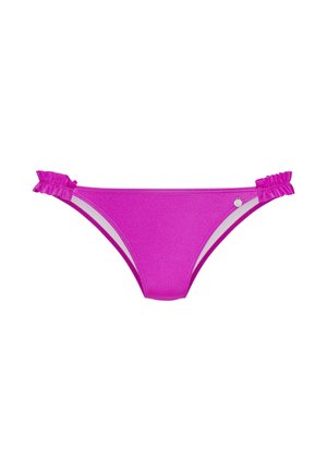 Svetloružové spodné diely bikin s vykrojenými popruhmi na bokoch zdobenými volánmi a malým okrúhlym strieborným príveskom na pravej strane, zobrazené na bielom pozadí.