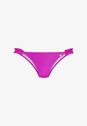 Heledad roosa bikinitagumisega, mille külgedel on volangid ja paremal pool väike ümar hõbedane ripats, valgel taustal.